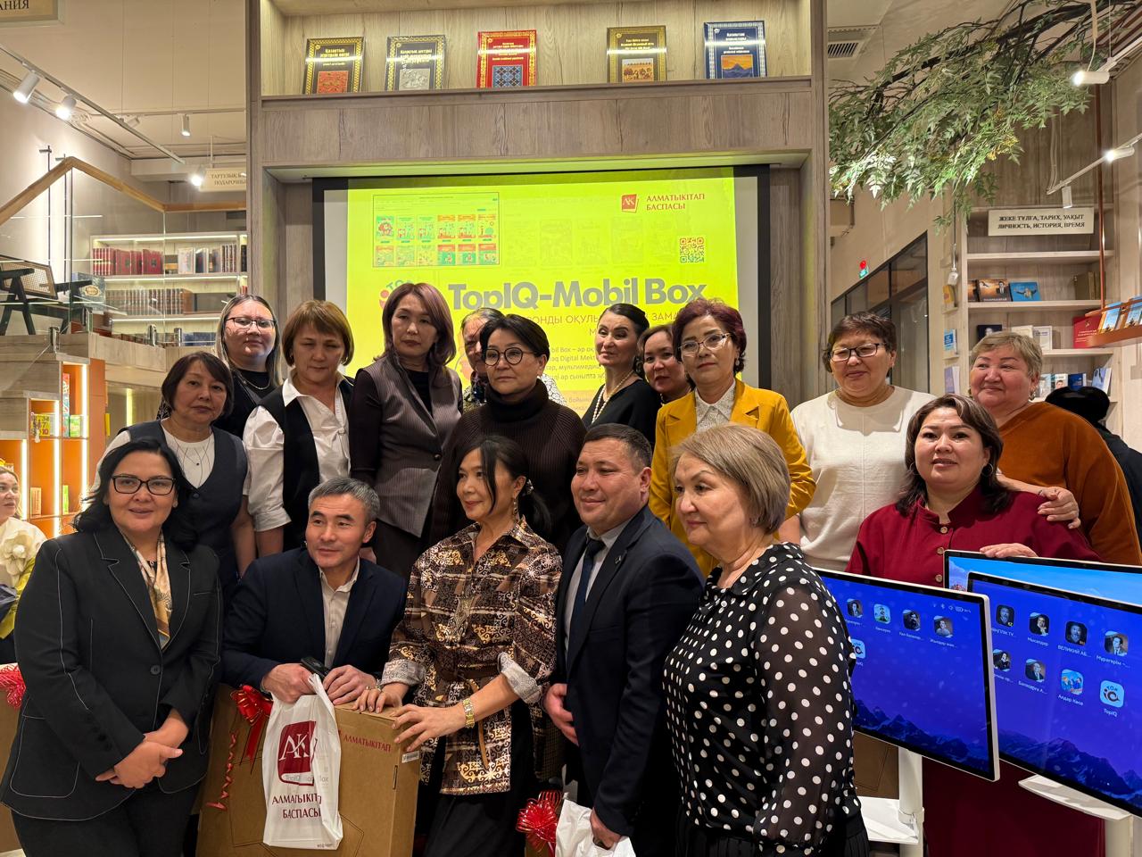 Алматыкітап баспасы «TopIQ.KZ» цифрлық білім беру технологияларына қызығушылық танытқан Целиноград ауданының шалғай ауылдарда орналасқан 5 шағын жинақты мектептеріне «TopIQ-Mobil Box» мобильді білім беру станциясы берілді. 😍📚
