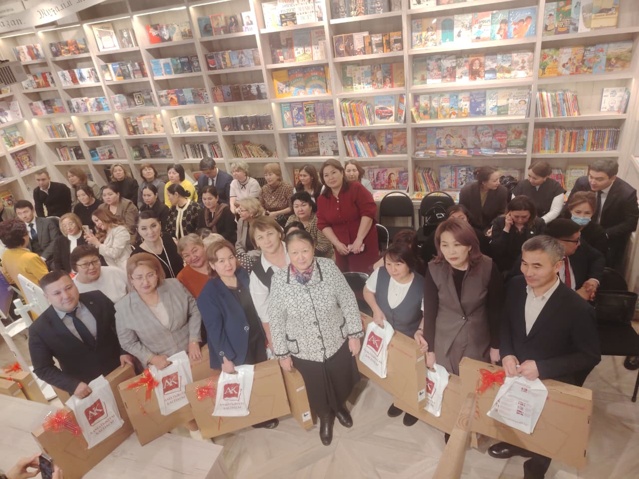 Алматыкітап баспасы «TopIQ.KZ» цифрлық білім беру технологияларына қызығушылық танытқан Целиноград ауданының шалғай ауылдарда орналасқан 5 шағын жинақты мектептеріне «TopIQ-Mobil Box» мобильді білім беру станциясы берілді. 😍📚